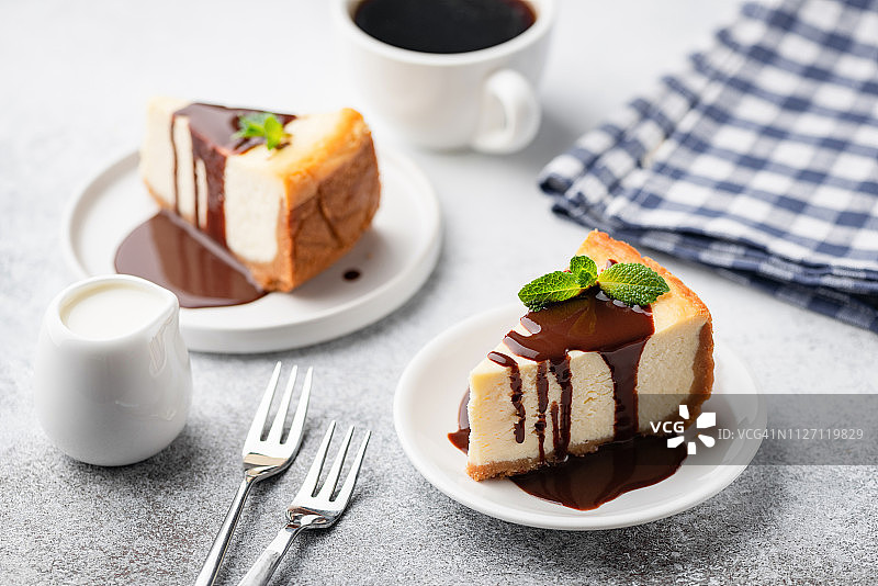 巧克力酱芝士蛋糕和咖啡杯图片素材