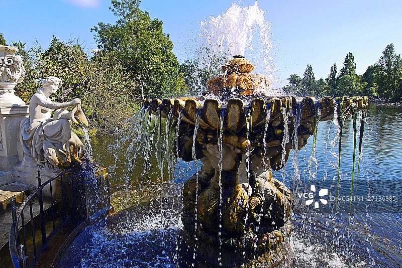 肯辛顿花园 - 带有观赏喷水池的池塘图片素材