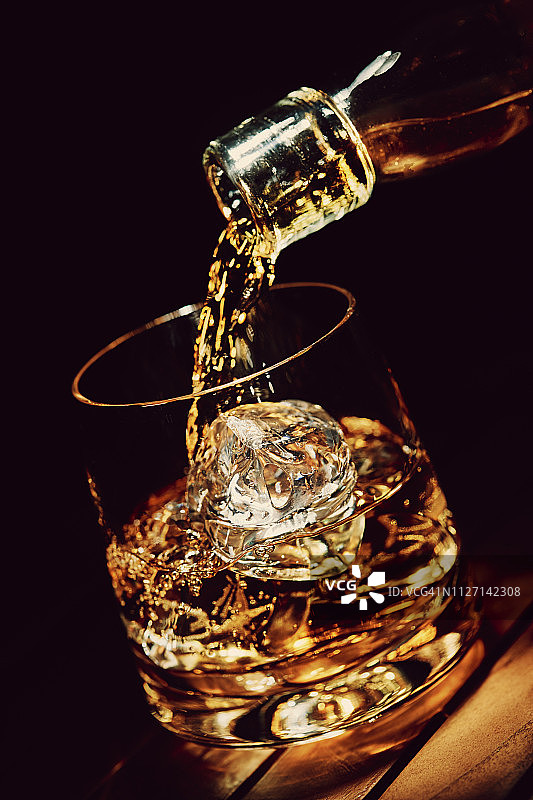 在冰块上倒入一杯威士忌图片素材