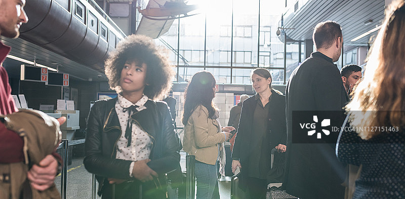 在登机口排队的人群图片素材