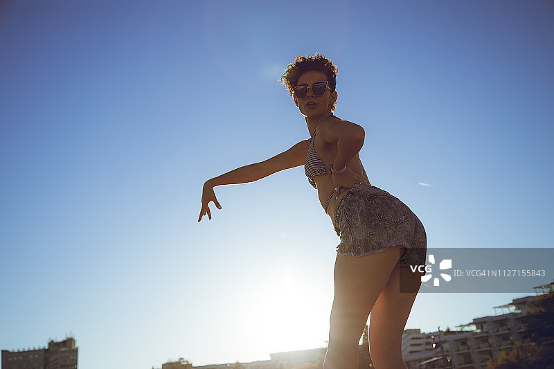 在海滩跳舞图片素材