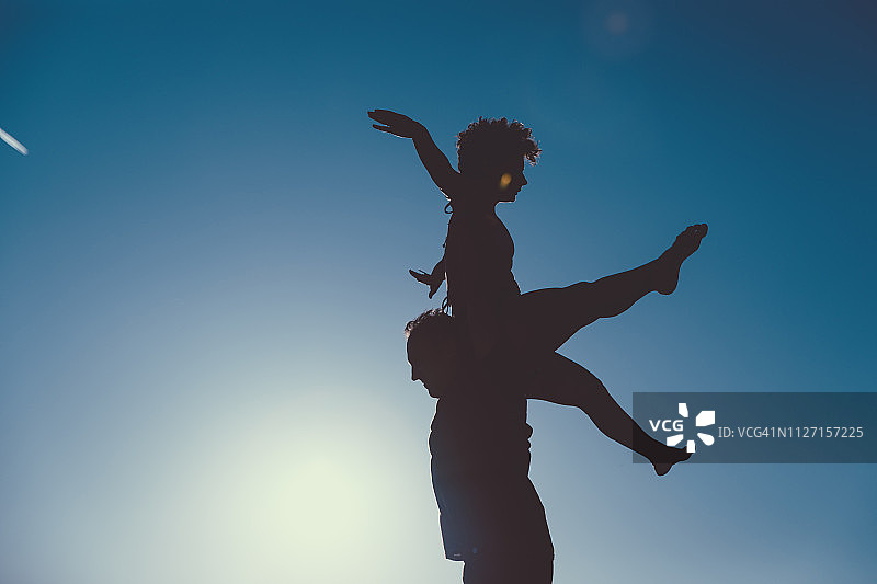 情侣在海滩上跳舞图片素材