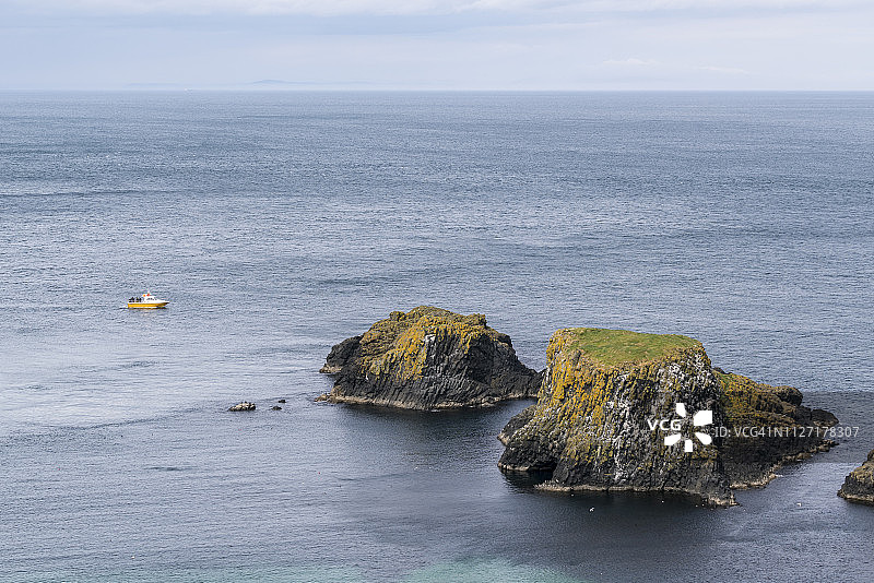 北爱尔兰卡里克索桥上方的悬崖顶图片素材
