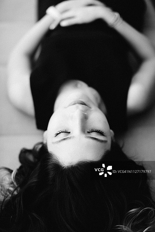 年轻女子睡在床上图片素材