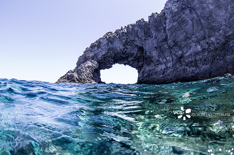 西西里岛潘泰莱里亚海上的岩石拱门图片素材