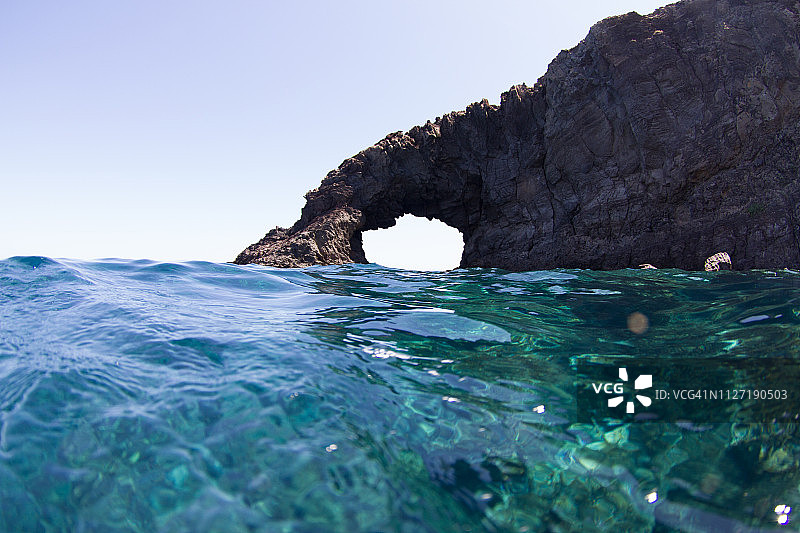 西西里岛潘泰莱里亚海上的岩石拱门图片素材