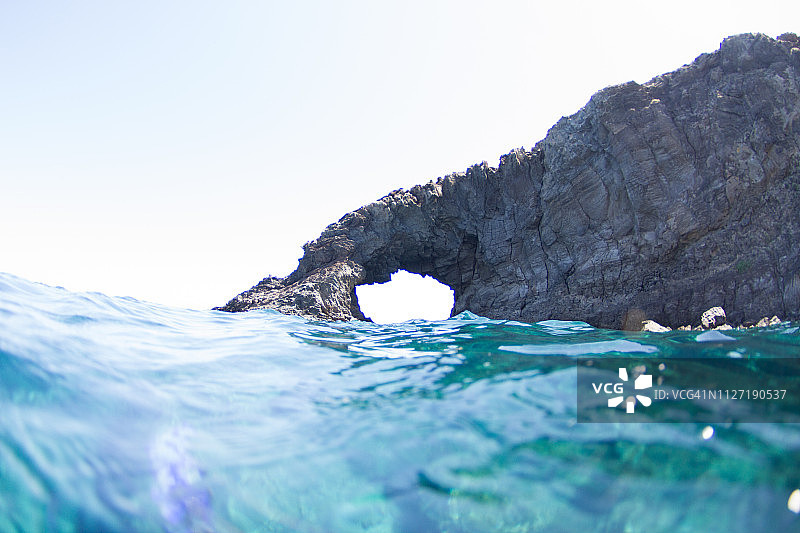 西西里岛潘泰莱里亚海上的岩石拱门图片素材