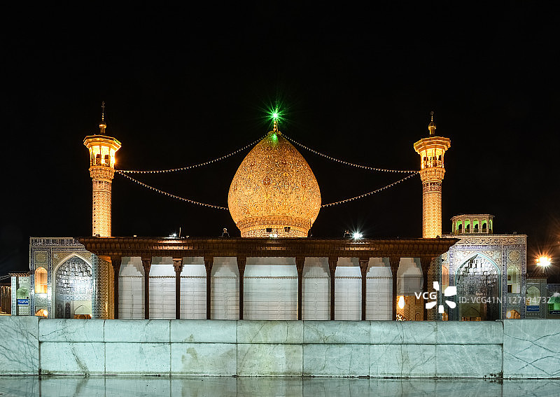 设拉子灯火通明的谢赫·哲拉格清真寺和圣地图片素材