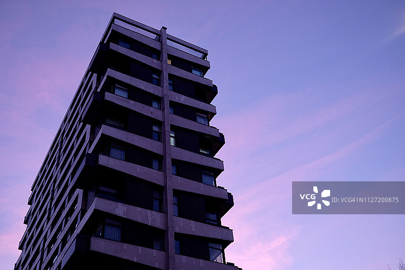 戏剧性天空下的市政建筑图片素材