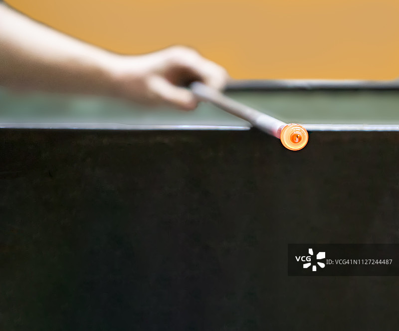 玻璃吹制工人滚动玻璃图片素材