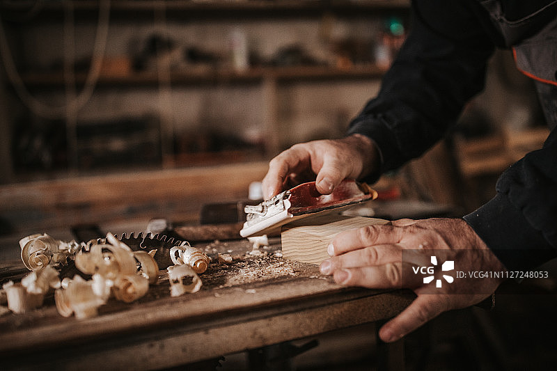 木匠抛光木材图片素材