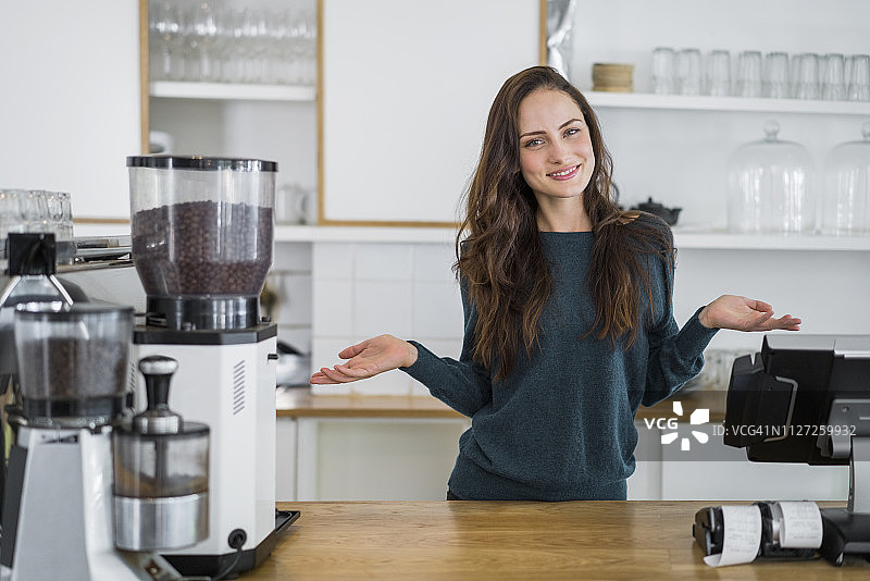 女咖啡师在咖啡店里耸肩图片素材