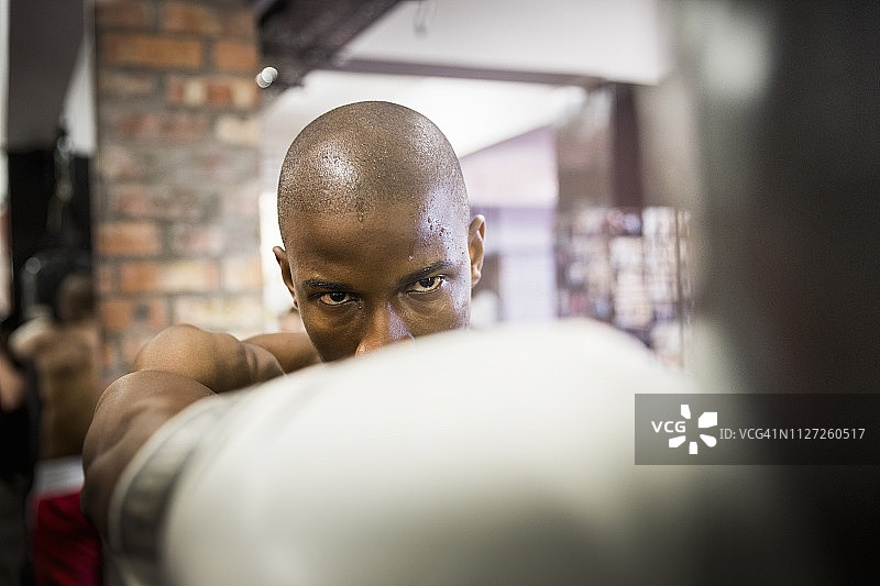 自信的男拳击手在健身房练习图片素材