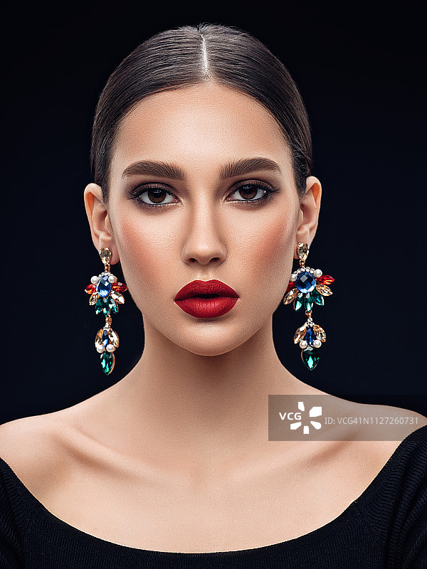 佩戴耳环的漂亮女人图片素材