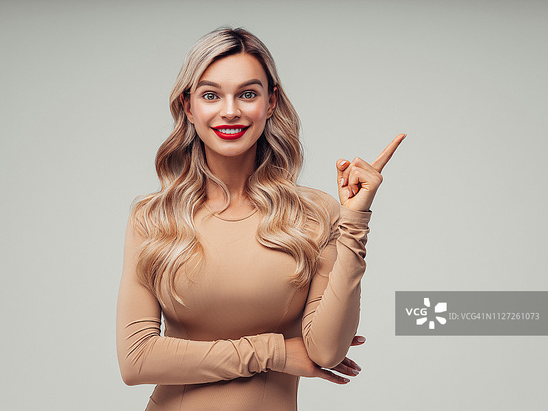 美女指向侧面图片素材