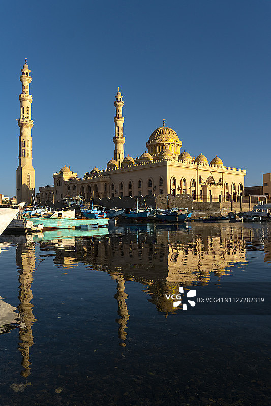 埃及洪加达的清真寺和港口图片素材