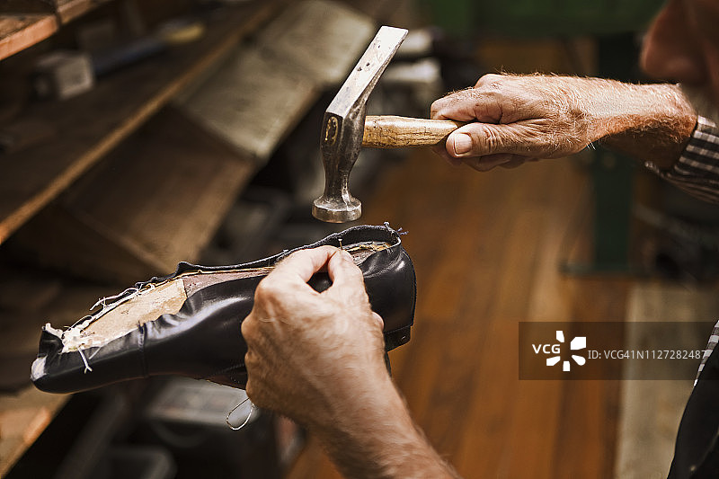 资深师傅的制鞋工艺图片素材