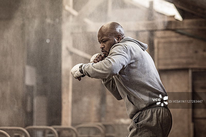 在废弃农场锻炼的黑人拳击手图片素材