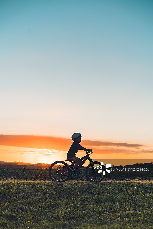 骑自行车的孩子图片素材