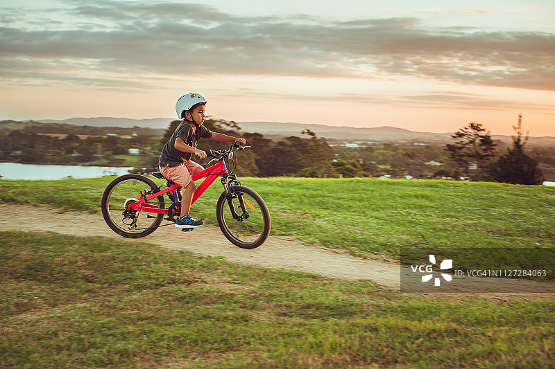 儿童骑自行车玩耍图片素材