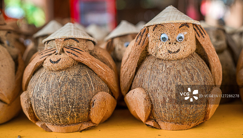 手工雕刻椰子的特写图片素材