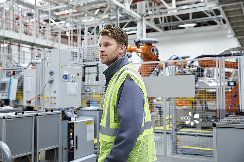 汽车行业工程师远眺图片素材