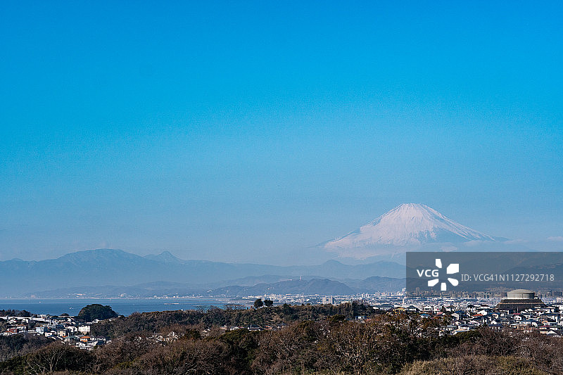 蓝天下，日本神奈川县的富士山、相模湾和镰仓、藤泽、茅崎和平冢市图片素材