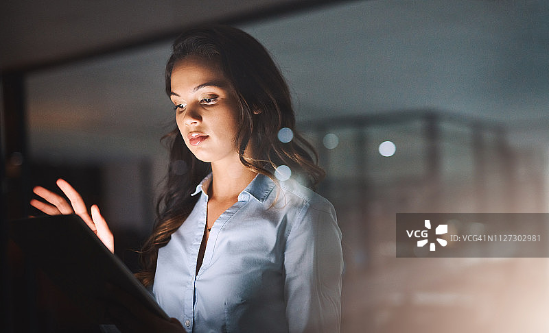 她的小小深夜办公室助手图片素材