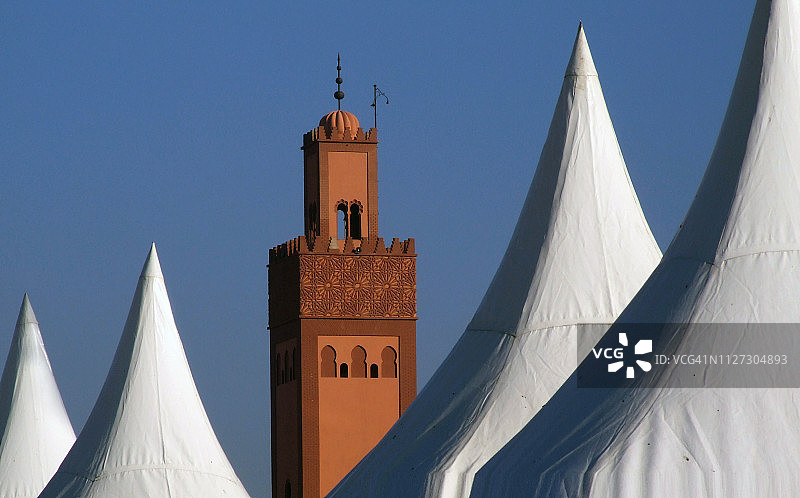 摩洛哥马拉喀什的宣礼塔和白色婚礼派对帐篷图片素材
