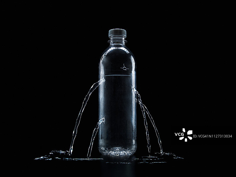 带弹孔的塑料水瓶图片素材