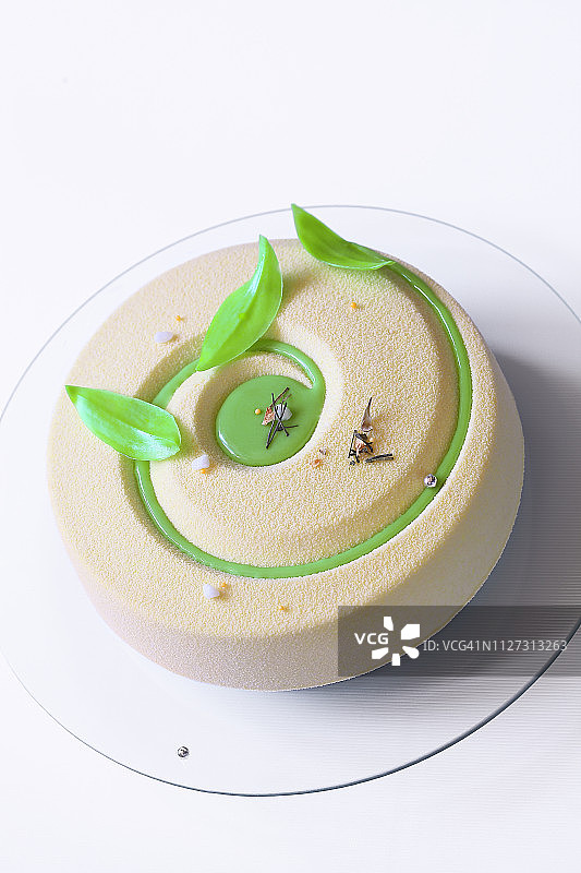 现代抹茶绿茶巧克力慕斯蛋糕图片素材