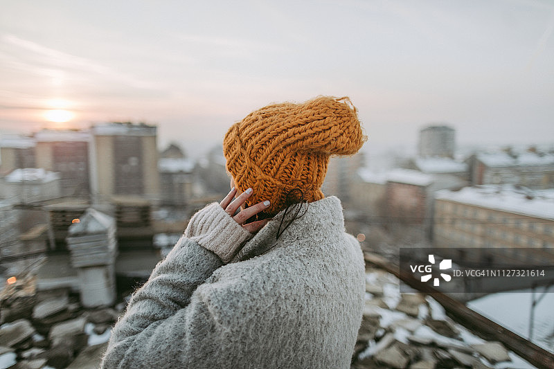 在屋顶上图片素材