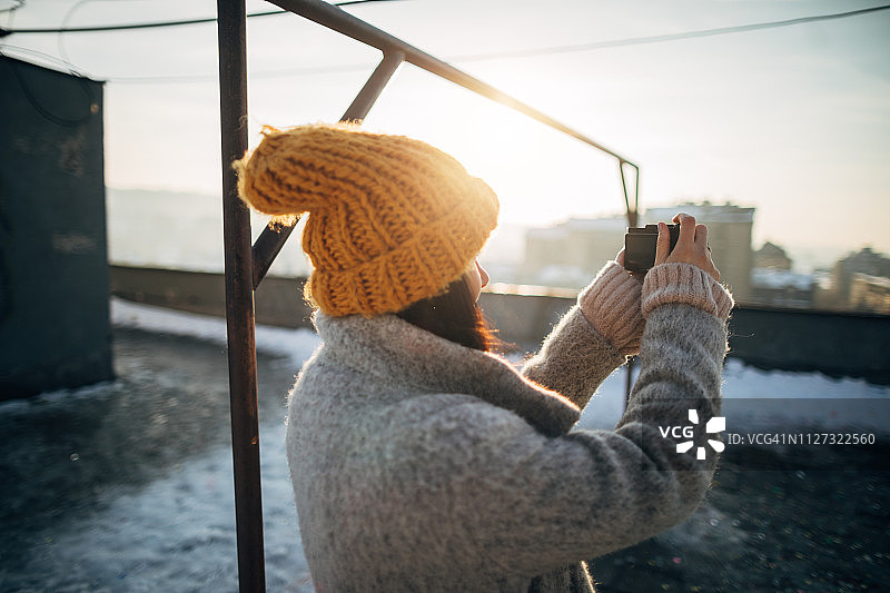 摄影师在城市楼顶拍摄图片素材