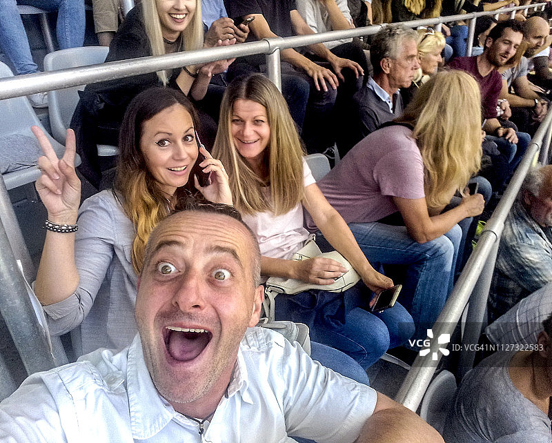 在体育场自拍的观众图片素材