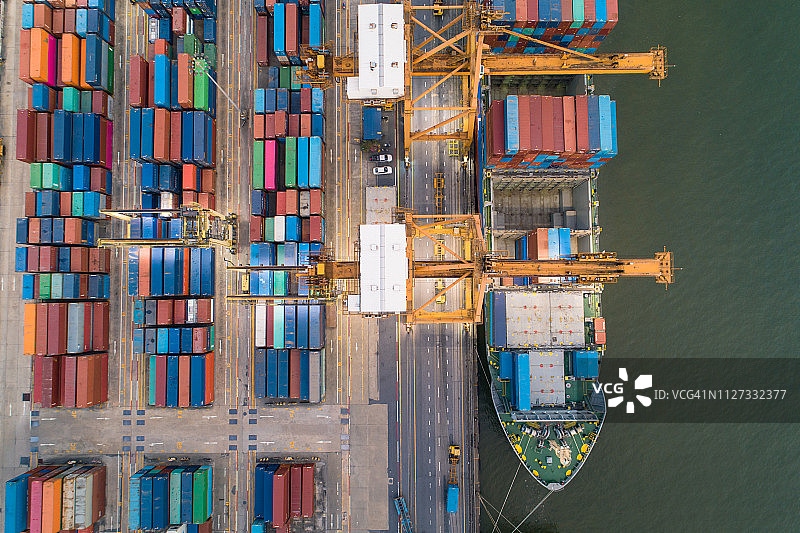 船厂集装箱货轮及货物工作起重机桥的物流运输图片素材