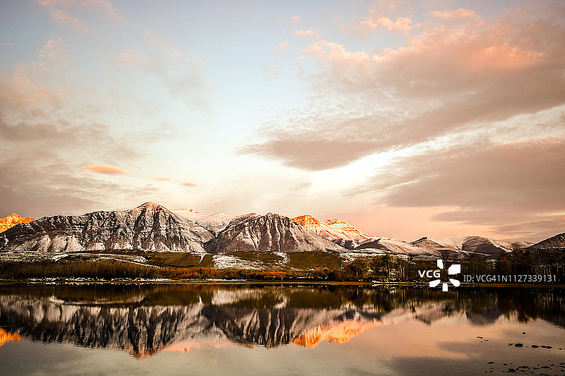 加拿大艾伯塔省沃特顿湖国家公园日出景色图片素材
