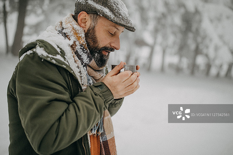 在山上长途跋涉后休息的男人图片素材
