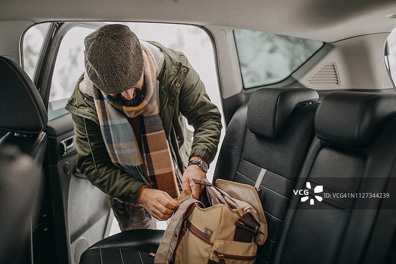 男人准备步行包图片素材