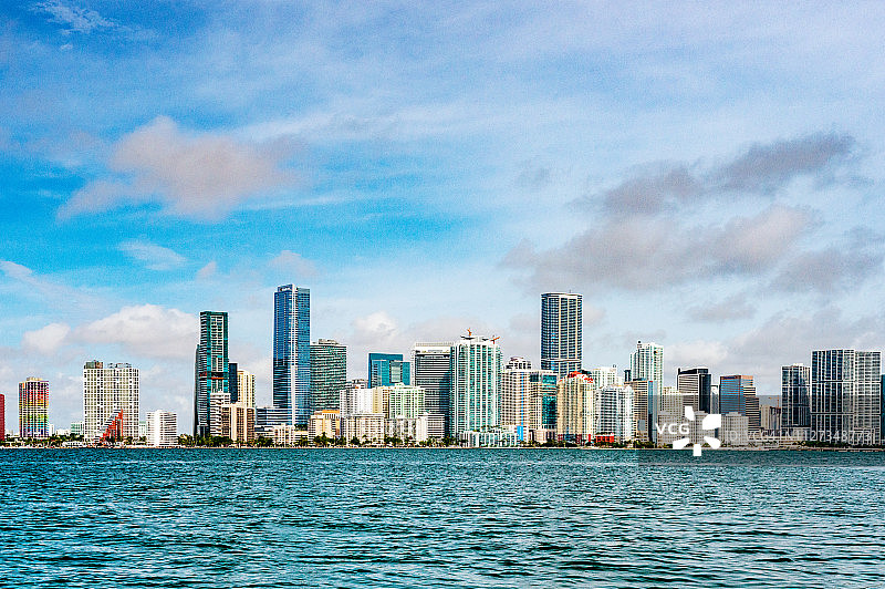 比斯坎湾上的迈阿密市中心天际线景色图片素材