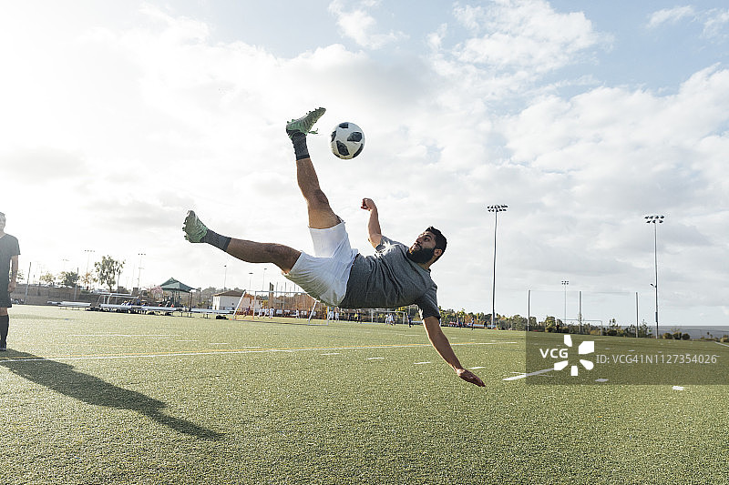 足球运动员空中踢球图片素材