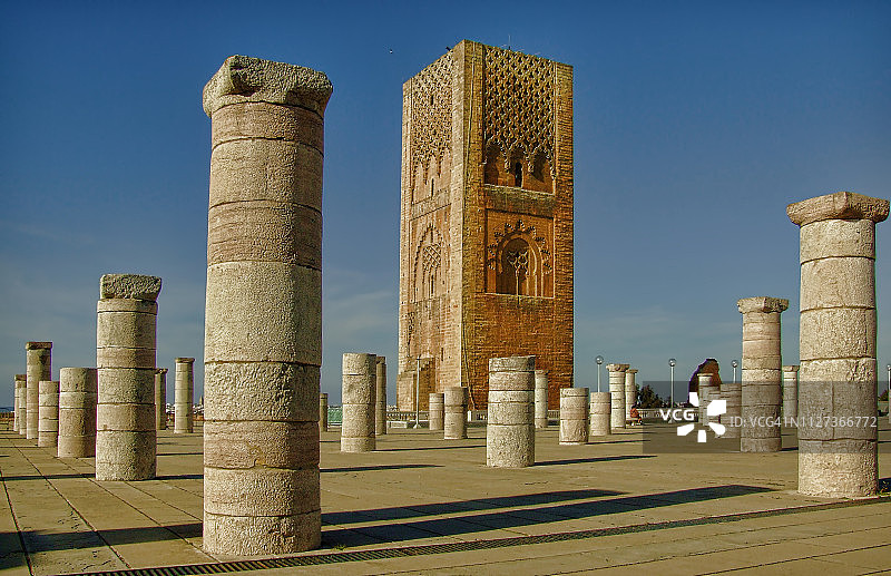摩洛哥拉巴特哈桑塔周围的日落老柱子图片素材