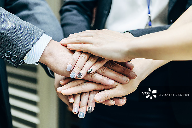 商务人士手叠在一起图片素材