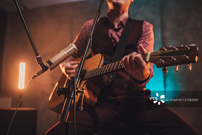 唱歌和弹奏木吉他的音乐人图片素材