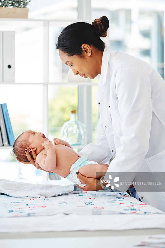 在她温柔的呵护下，他不会哭太久图片素材