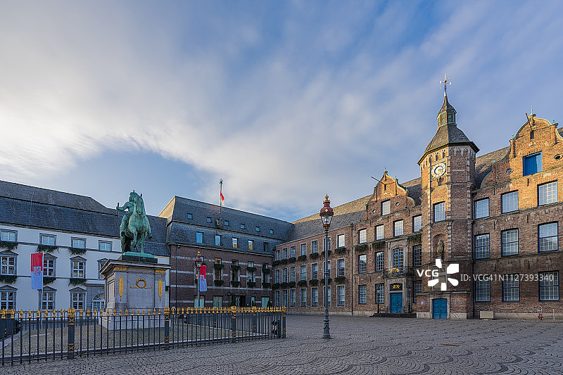 德国杜塞尔多夫扬·韦勒姆纪念碑和老市政厅图片素材