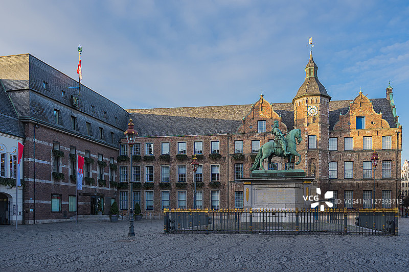 德国杜塞尔多夫扬·韦勒姆纪念碑和老市政厅图片素材