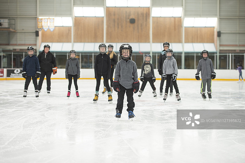 滑冰的孩子们图片素材