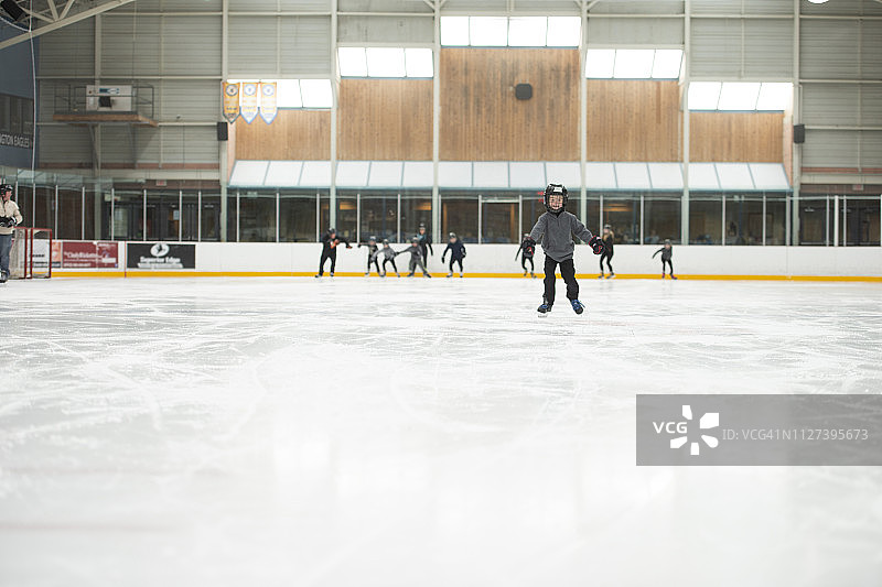 溜冰场的孩子们图片素材