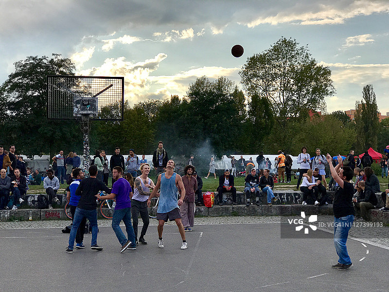 一群男人在公园打篮球图片素材