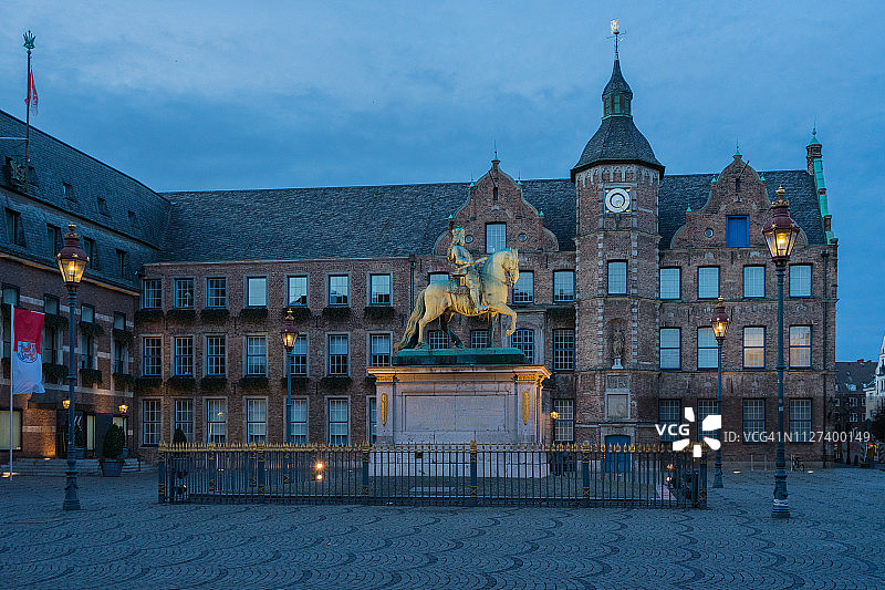德国杜塞尔多夫扬·韦勒姆纪念碑和老市政厅图片素材